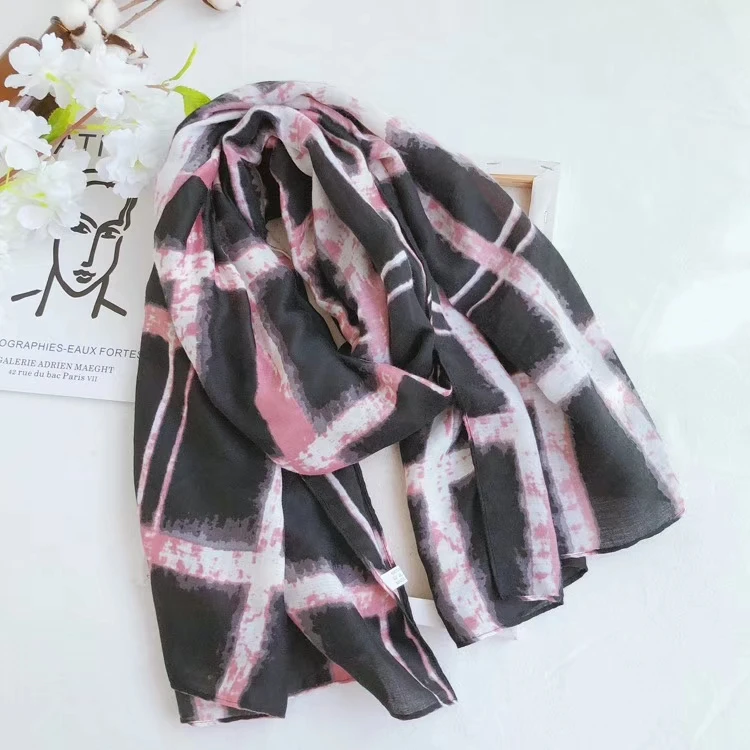 2020 Alibaba gold supplier nice style print Saudi arab head scarf hijab mascadas bandana soft woman muslim plaid viscose shawl