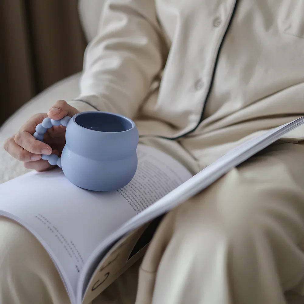 Кружка для кофе пурпулярная керамическая в корейском скандинавском стиле кружка матового цвета из глазурованного фарфора с жемчужной ручкой