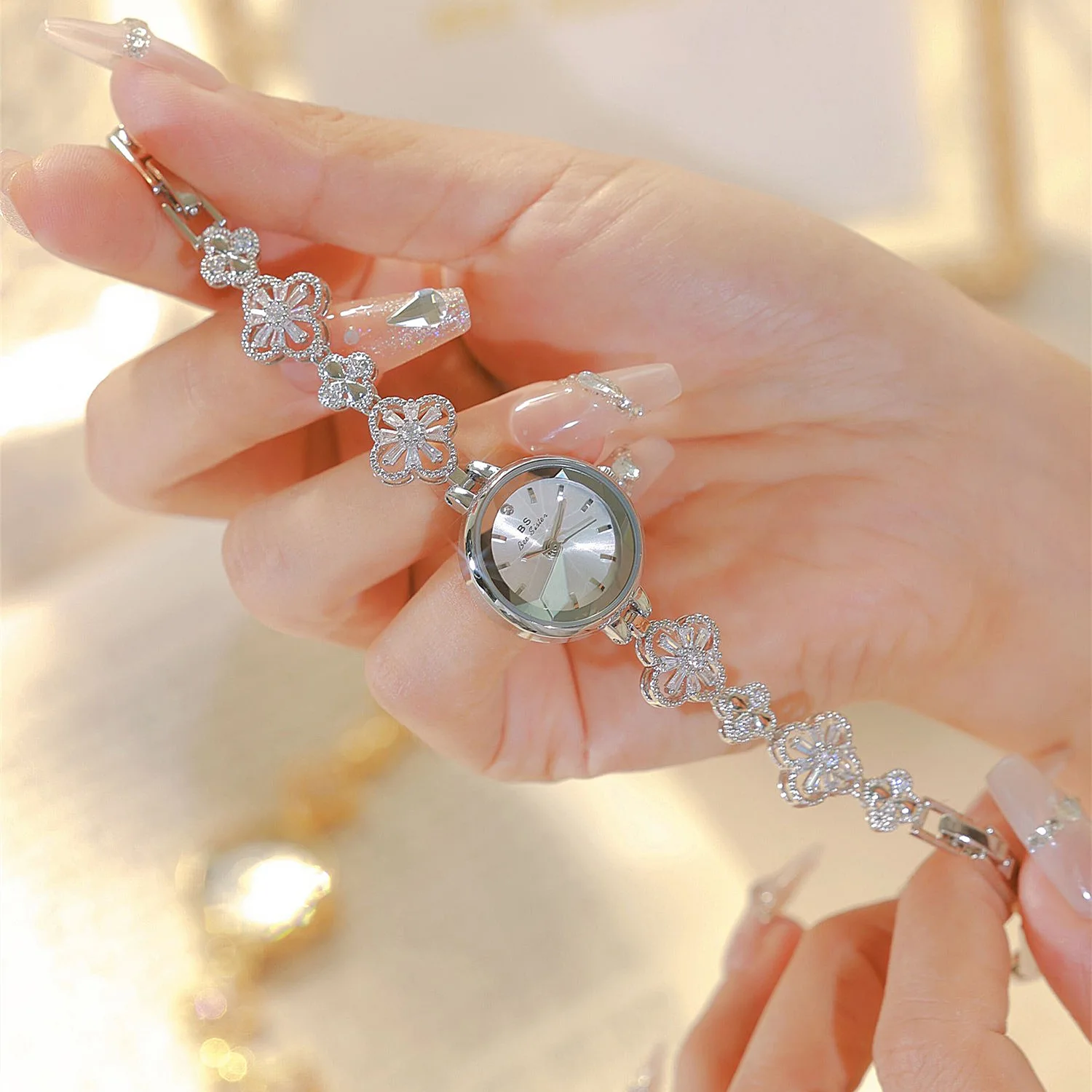 BS1676 Hot Selling Leaves Shape Diamond Exquisite Ladies Quartz Watch Fashion Design Crystals analog display Simple Leisure