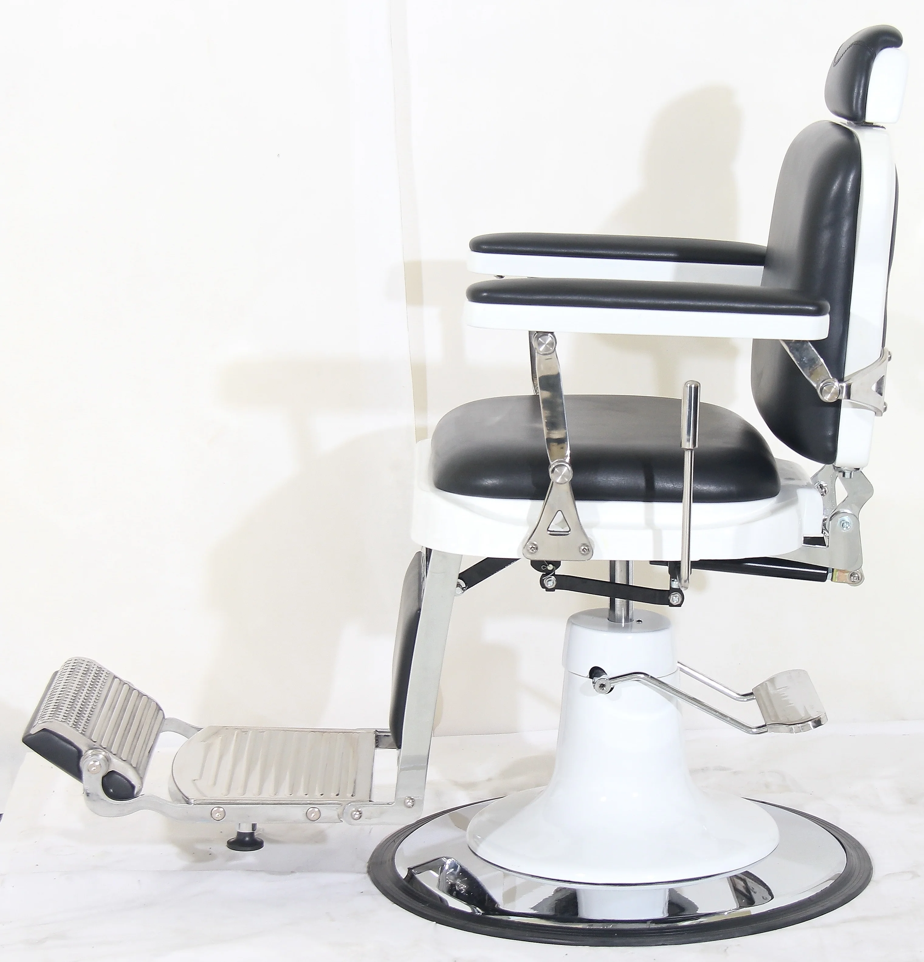 Factory Direct Sale Hot Sale Black Retro Barber Chair Beauty Salon Classic Hydraulic Barber Chair