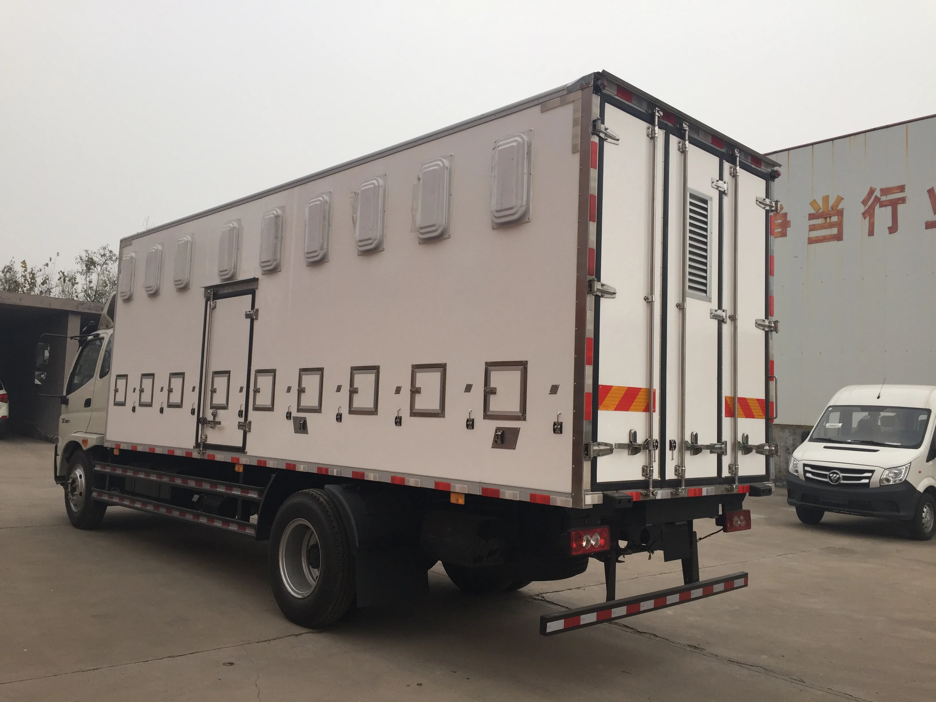 Roll up door insulated truck body, thermo truck body