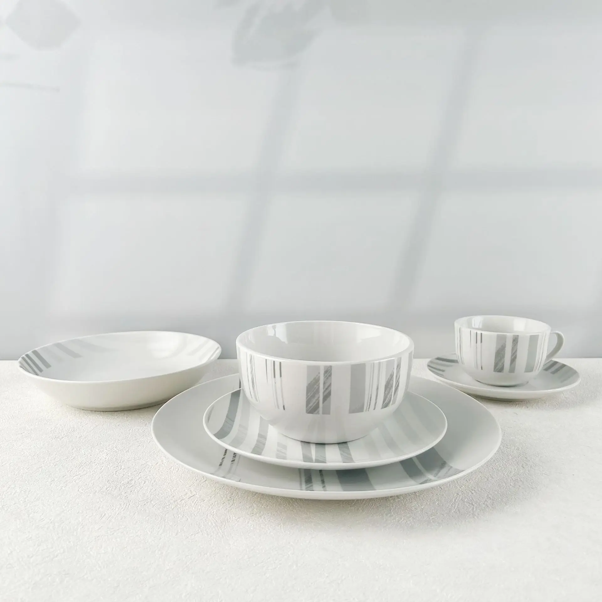 Wholesale porcelain tableware set European and American creative simple style bowls and plates tableware set ceramic decal set
