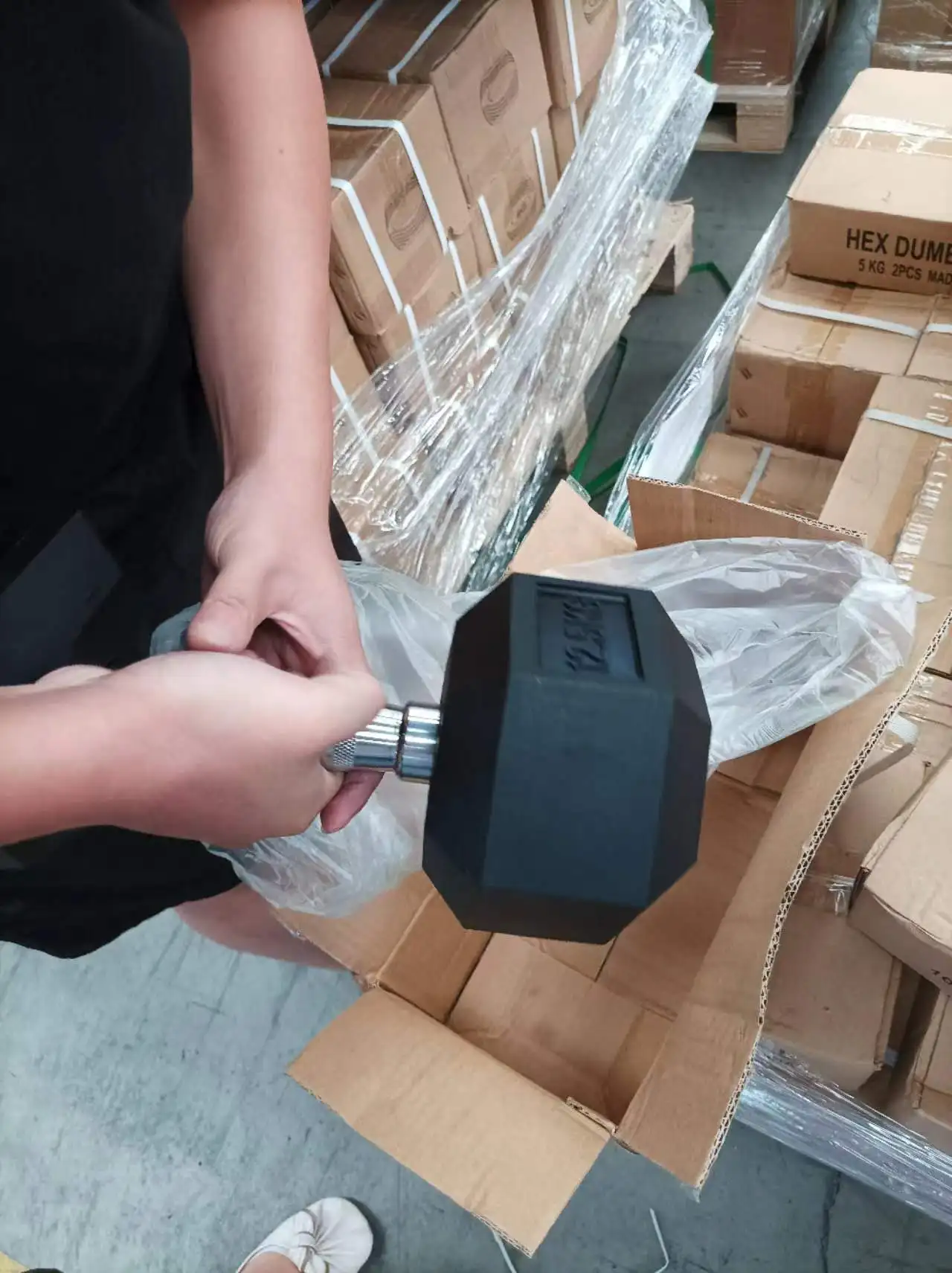 China Gym fitness equipment Chromed and Knurled 33 mm Steel Grip Rubber Covered Hex Dumbbells for Gym Training