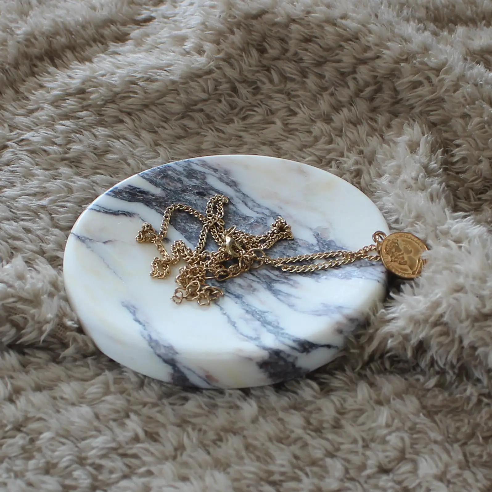 stonekocc Natural Stone Crafts Italian Calacatta Viola Marble Soap Dish Round Small Jewelry Dish Sponge Holder for Bathroom