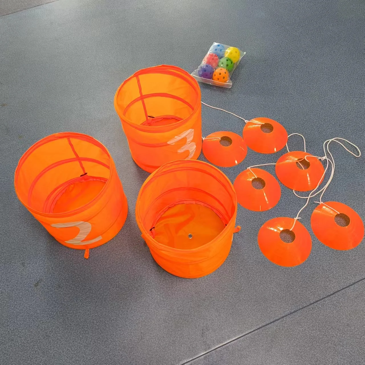 Manufacturers creative portable lightweight golf bucket club combination can be used for indoor and outdoor golf training.