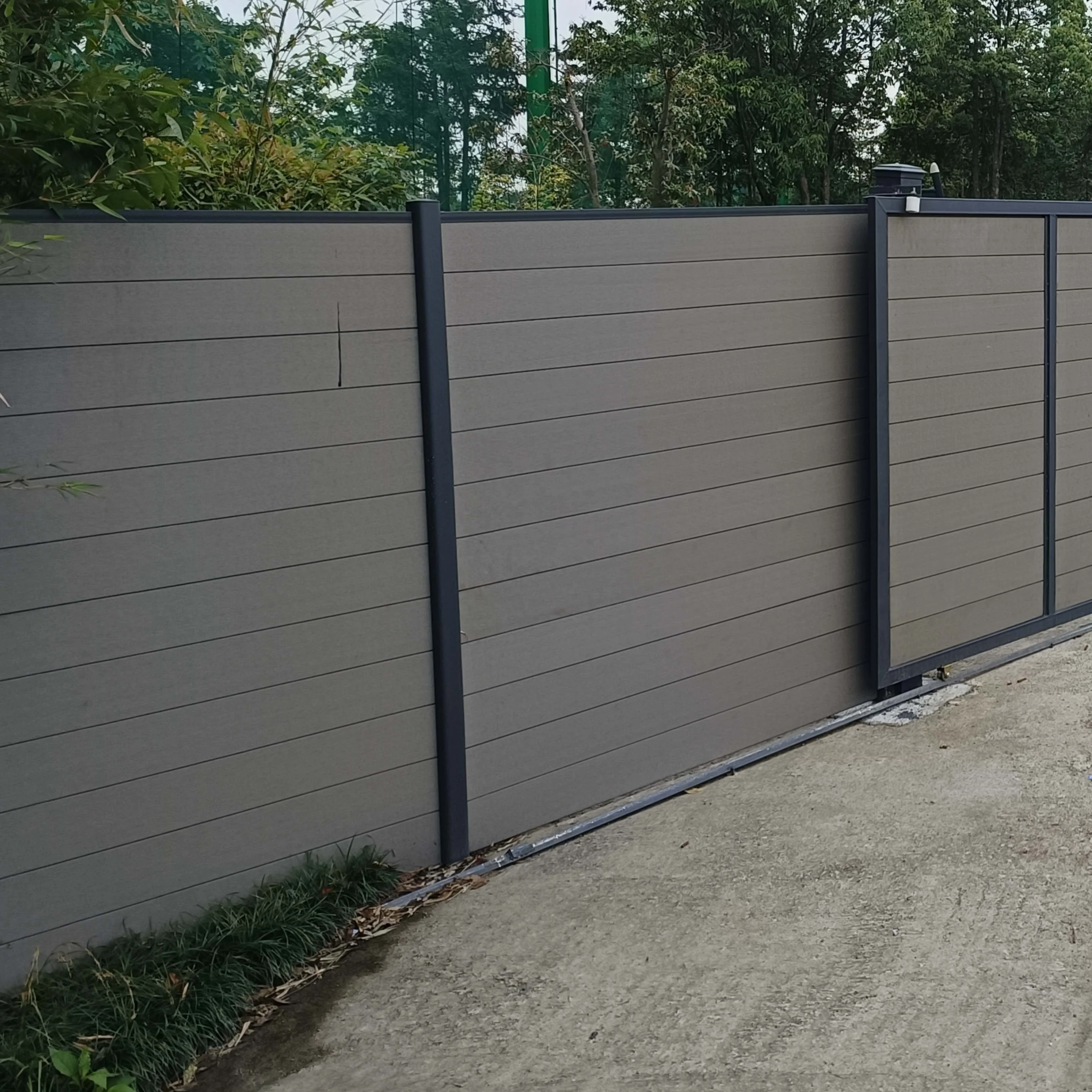 Decorative anti-climb fence outdoor garden aluminum post horizontal slat privacy artificial green fencing