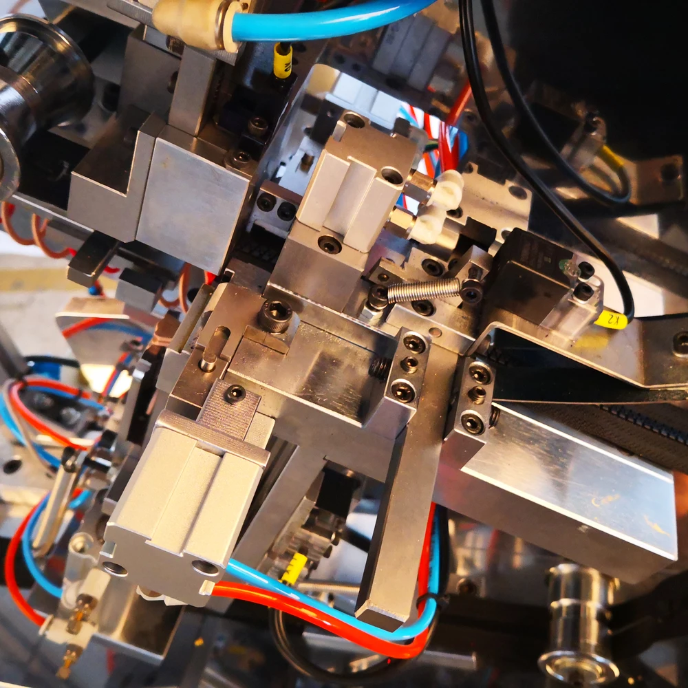 Slider insert machine for nylon zipper