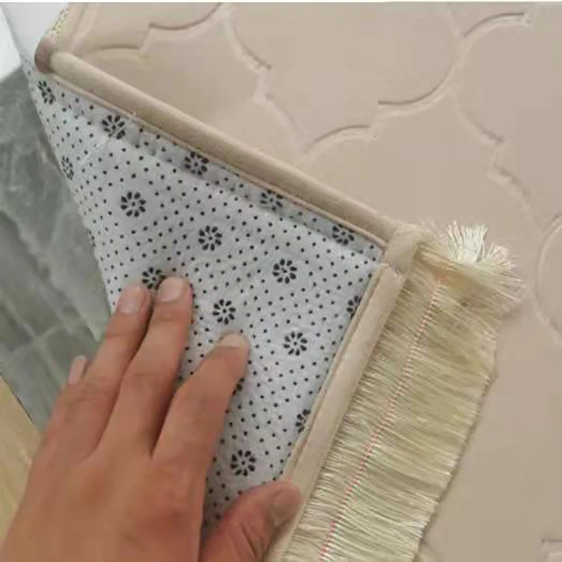 Wholesale luxury thick padded anti slip prayer mat carpet arabic muslim islamic special-shaped prayer rug With tassel