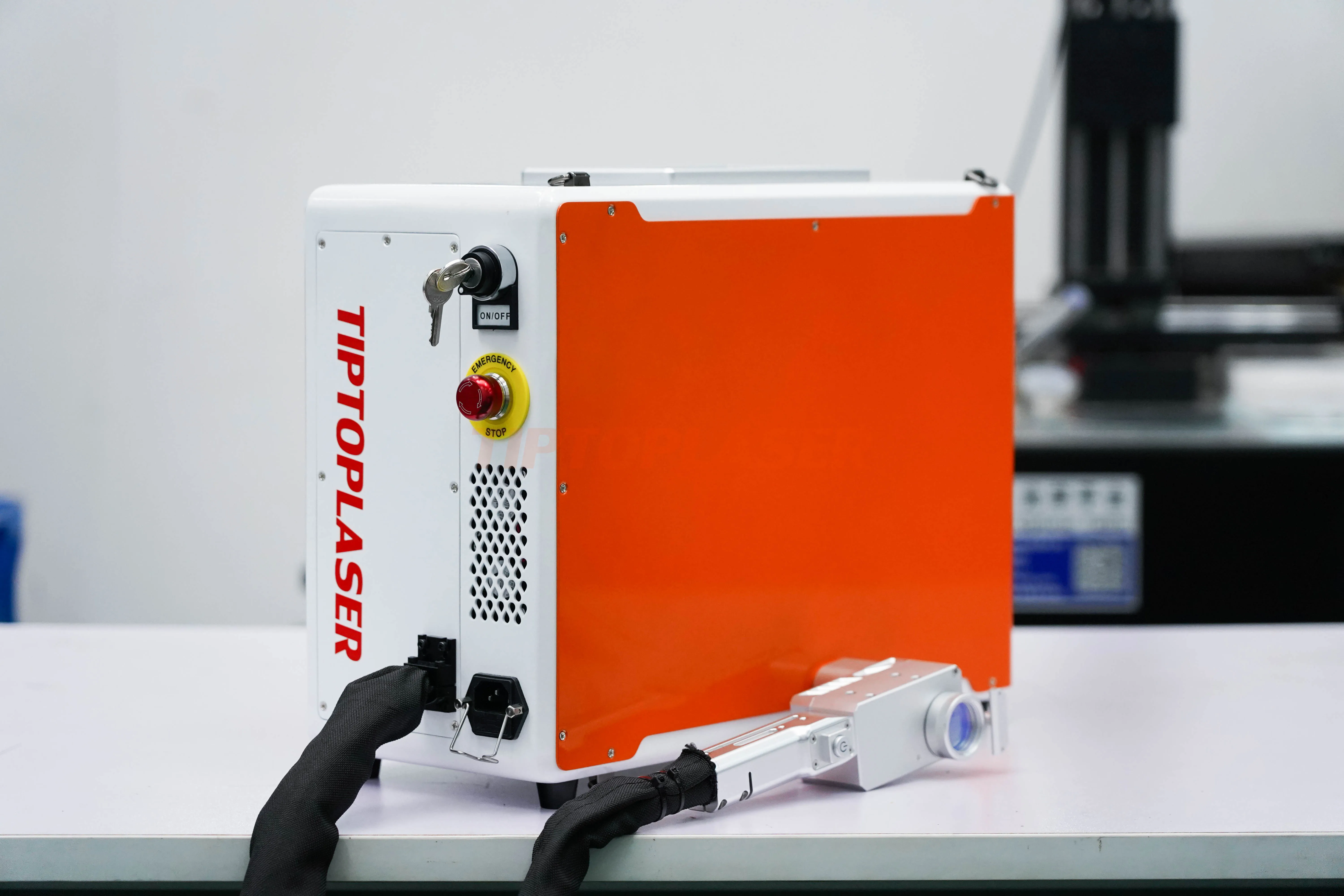 Factory Price Lazer Cleaner For Removing  Oil Paint Wood Steel Iron Handheld Metal Pulse Laser Cleaning Machine 50W100W200W