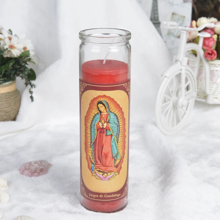 Розовая молитвенная свеча леди Гуадалупе в стеклянной банке девственная