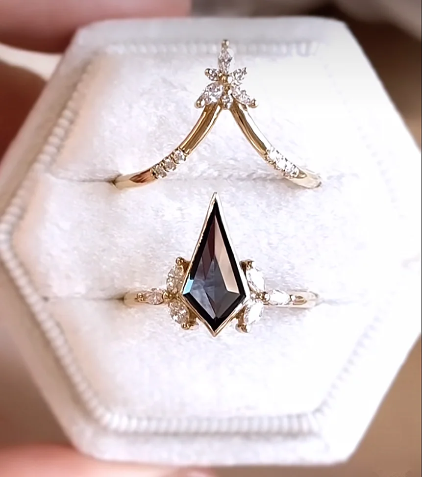 Fashionable black quadrilateral crystal diamond crown rings fashion for women.