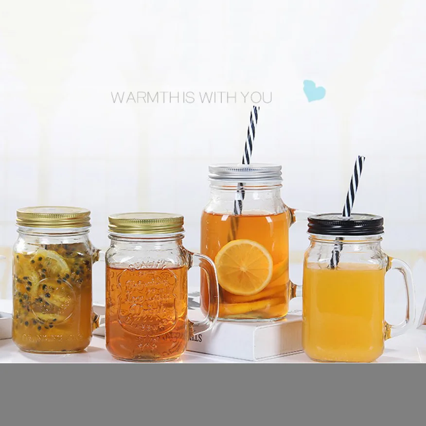 Стеклянная банка с крышкой и соломенной