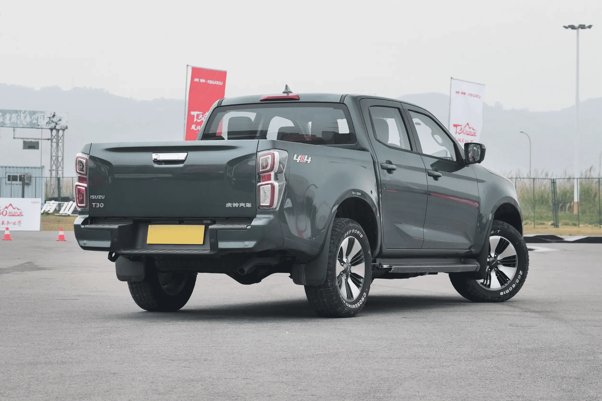 Japanese Isuzu Explorer T30 Pick Up Truck 5 Seats Automatic 4x4 Truck 4wd Diesel 3.0T Pickup with Double Cabin