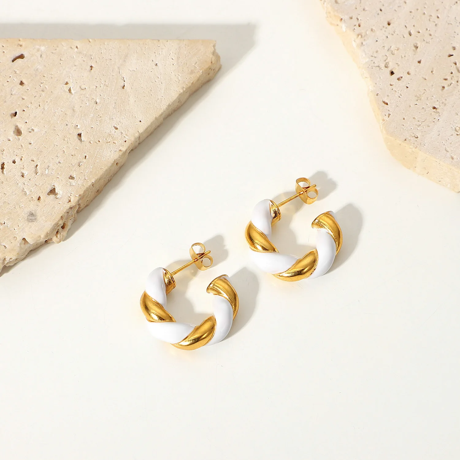 New Fashion 18k Gold Plated Stainless Steel White Oil Dropcc Shaped Enamel Twist Earrings For Women