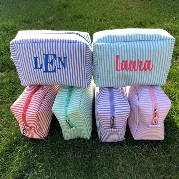Hot Sell Monogrammed Seersucker Makeup Bag Cosmetic Pouch Personalized Embroidery Seersucker Cosmetic Bag for Bridesmaid Gifts