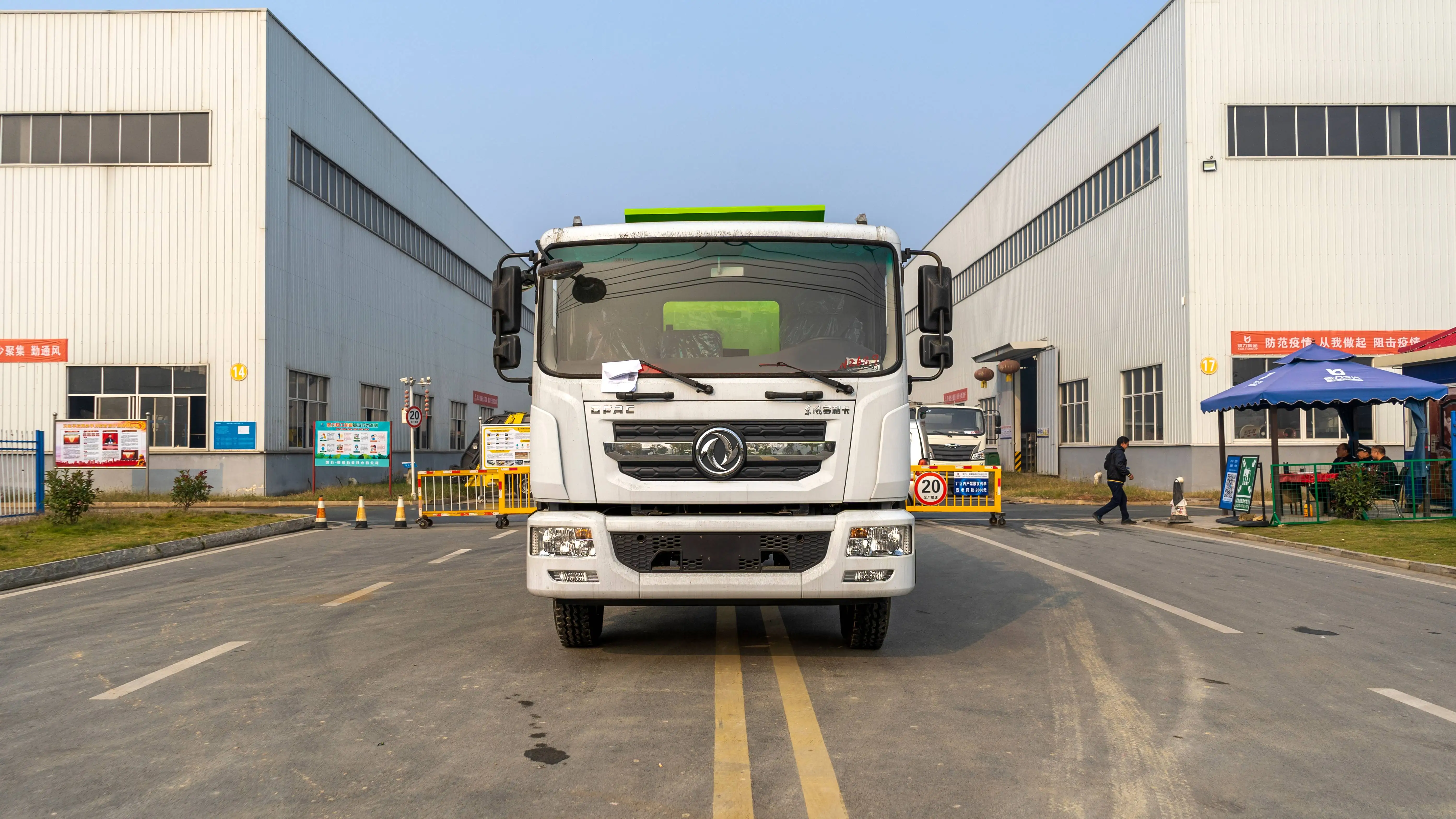 Factory Price  Dongfeng D9 15-20 CBM  4x2  Cummins 230hp Waste Collection Garbage Truck Bucket Garbage Truck