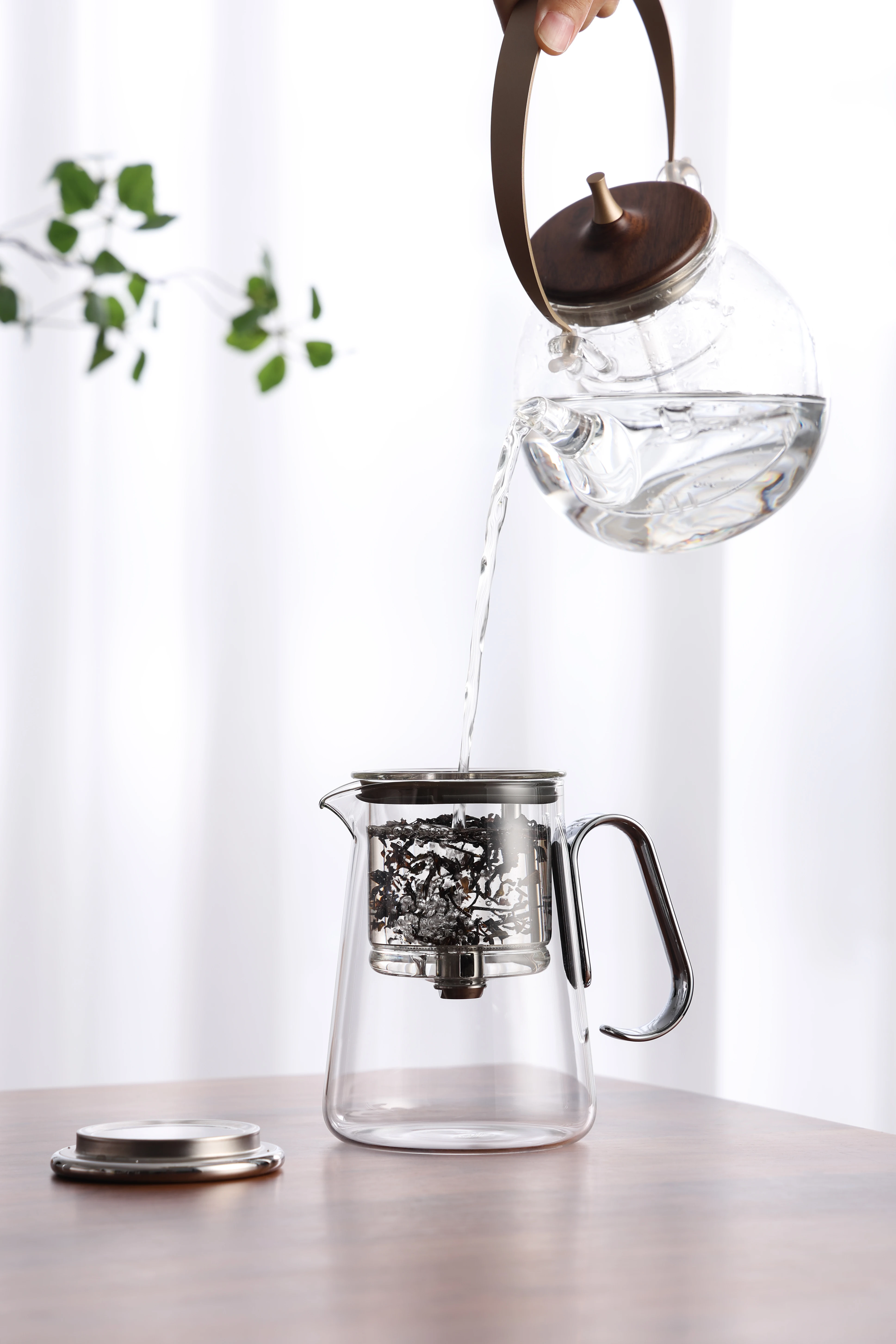 The New Large Capacity Custom 700ml Chinese Heat Resistant Glass Kettle Magnetic Rotating Tea Pot Set With Handle Filter