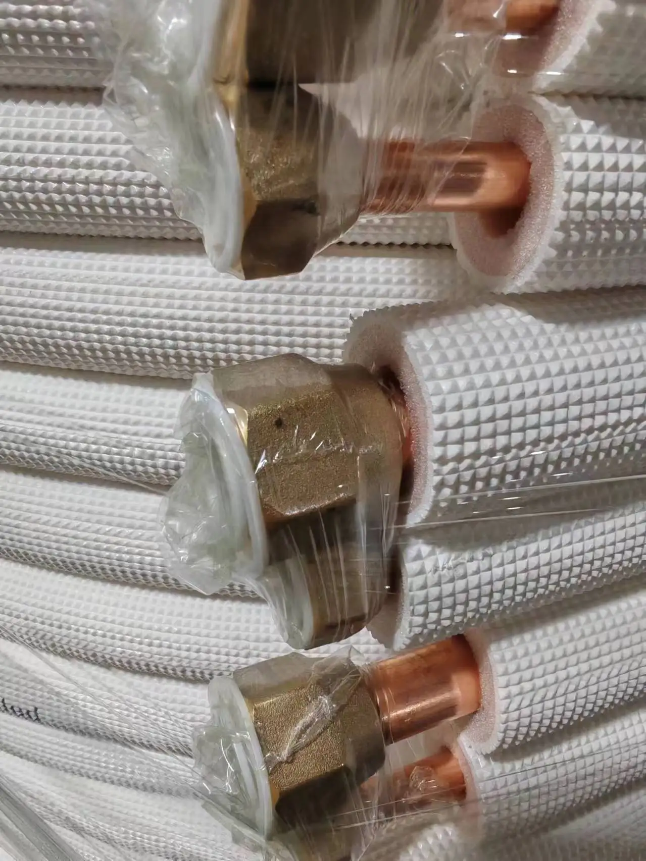 Изолированная медная трубка с расширенным соединением и гайкой высококачественная изоляция медных труб