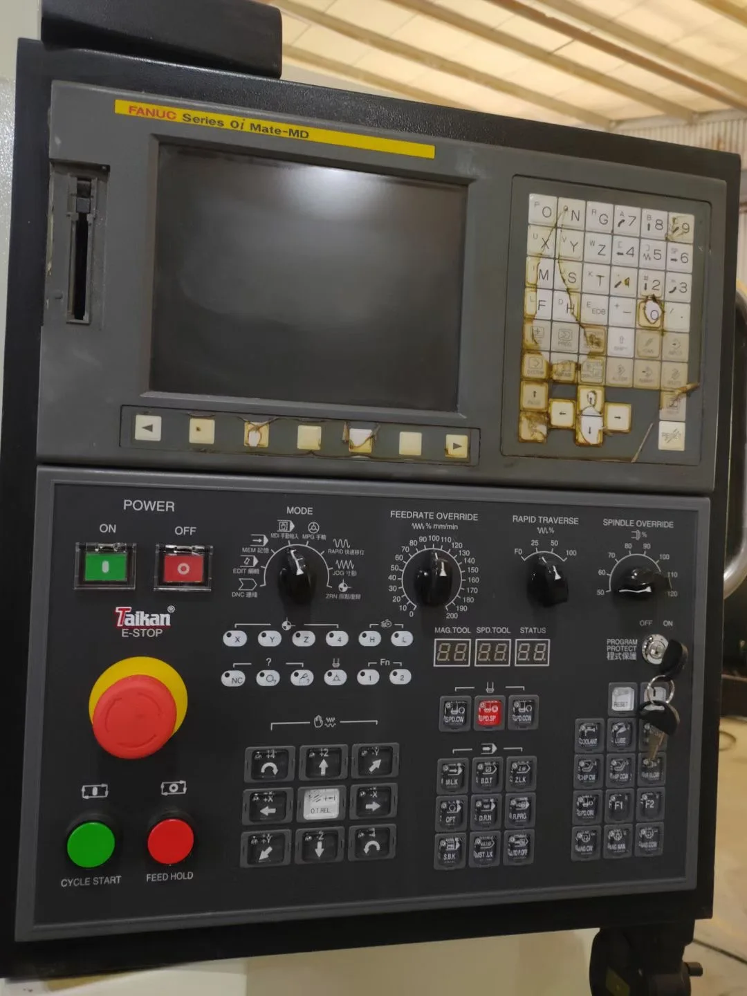  Подержанный металлический вертикальный фрезерный станок Taikan VMC 850 с
