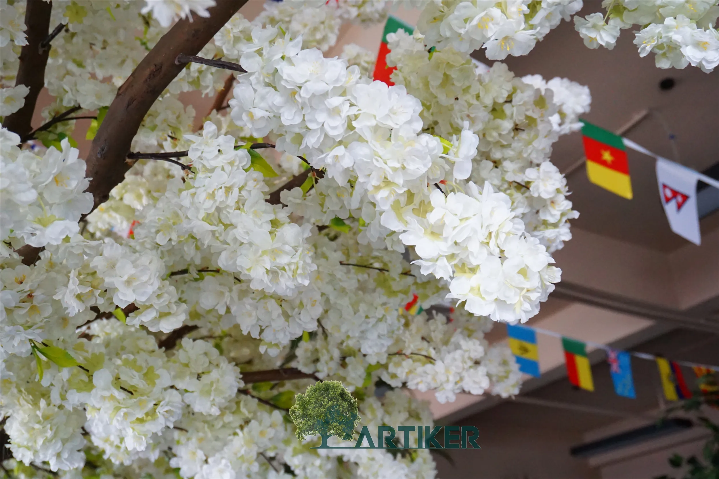 Свадебное украшение цветущее дерево сакуры искусственное из стекловолокна на заказ большое белого цветущего