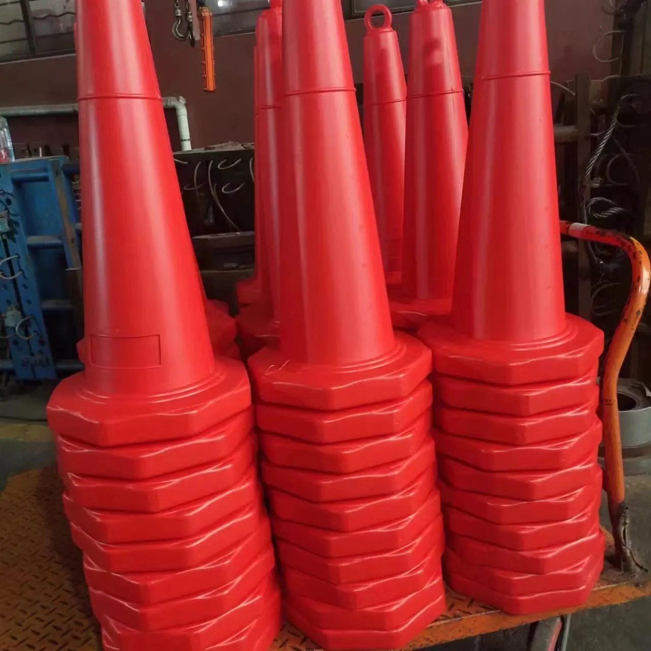 Traffic cone Can be filled with sand to add weight  with Lifting Ring  75cm PE Traffic Cone