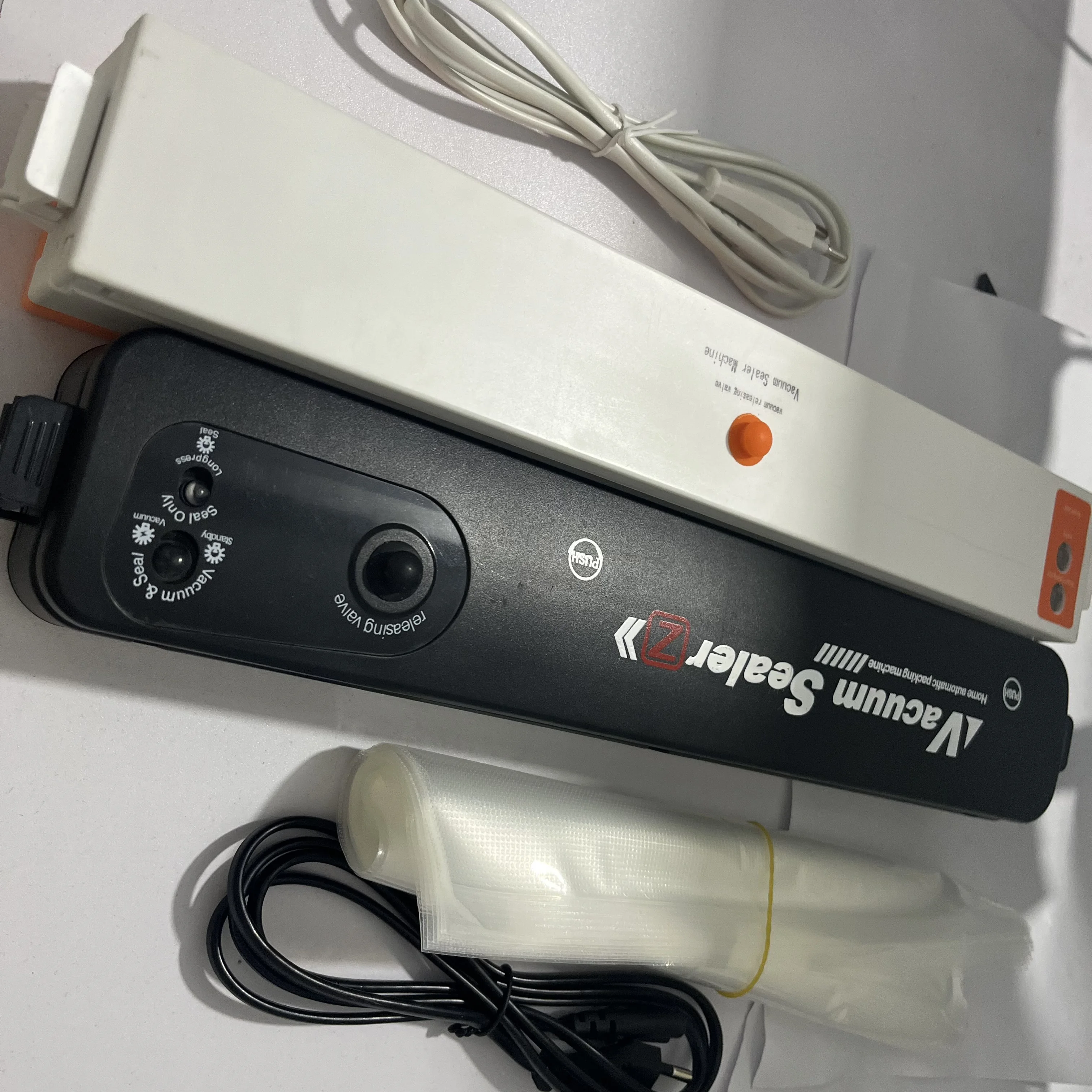 Amazon Premium Wine Preserver Fresh Keeper Reusable Airtight Bottle Sealer Wine Saver Air Vacuum Stoppers Set Wine Pump