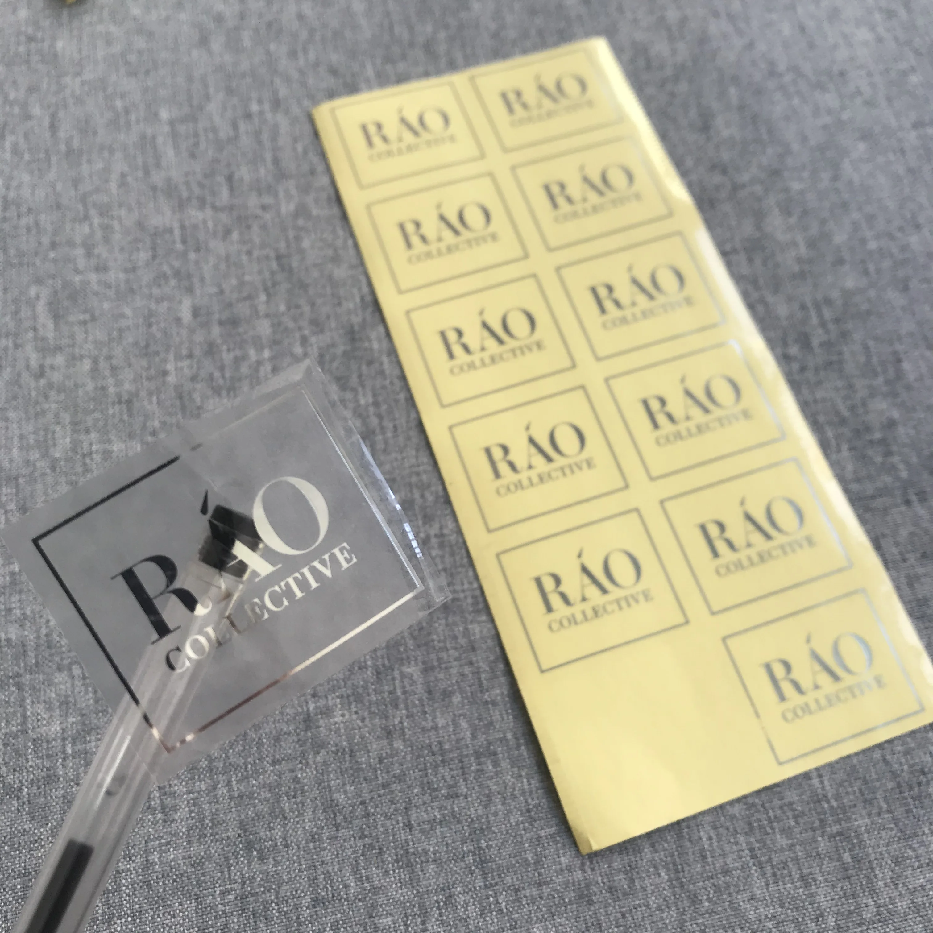 round shape luxury customized logo vinyl sticker with shiny gold foil logo printing waterproof packing labels