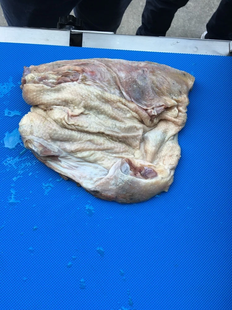 Automatic poultry chicken duck meat cutting machine with belt feeding inlet and outlet