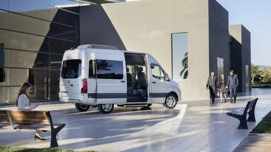 Roof Rack R16 Tires FWD Drive Seats Metal Linte Minibus, Logistics Vehicle, Rescue Vehicle New Condition Manual Gearbox Leather