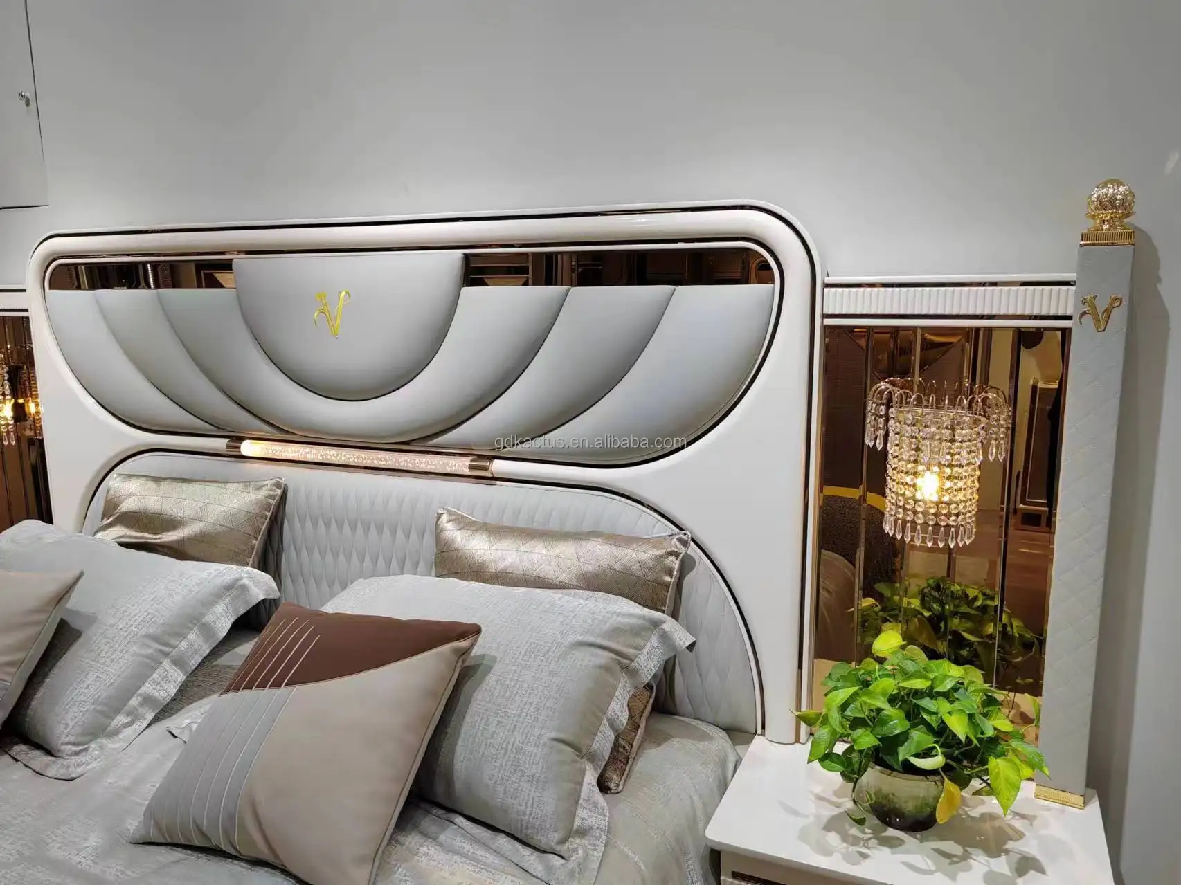 2024 new luxury modern mirrored beautiful romantic elegant king size bedroom furniture set high gloss beige bedroom sets