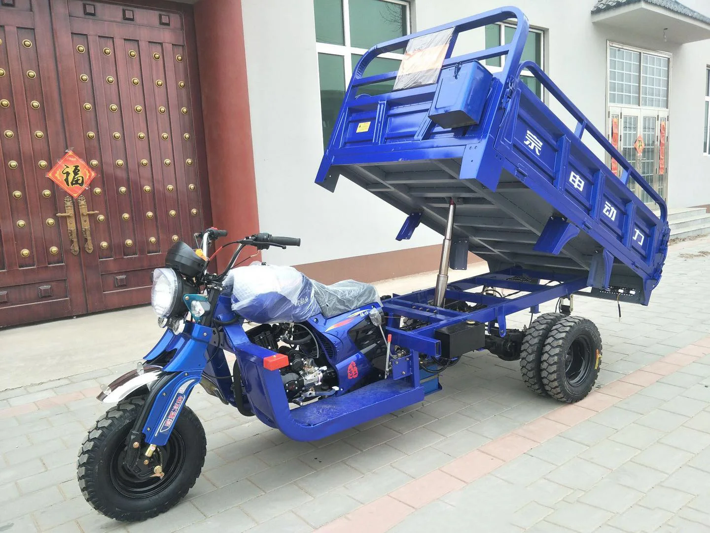 Hot Sale 5 Wheel Tricycle Cargo Motorcycle For Agriculture 200CC 250CC 300CC Gasoline Powered With Dumper Motorized Drive