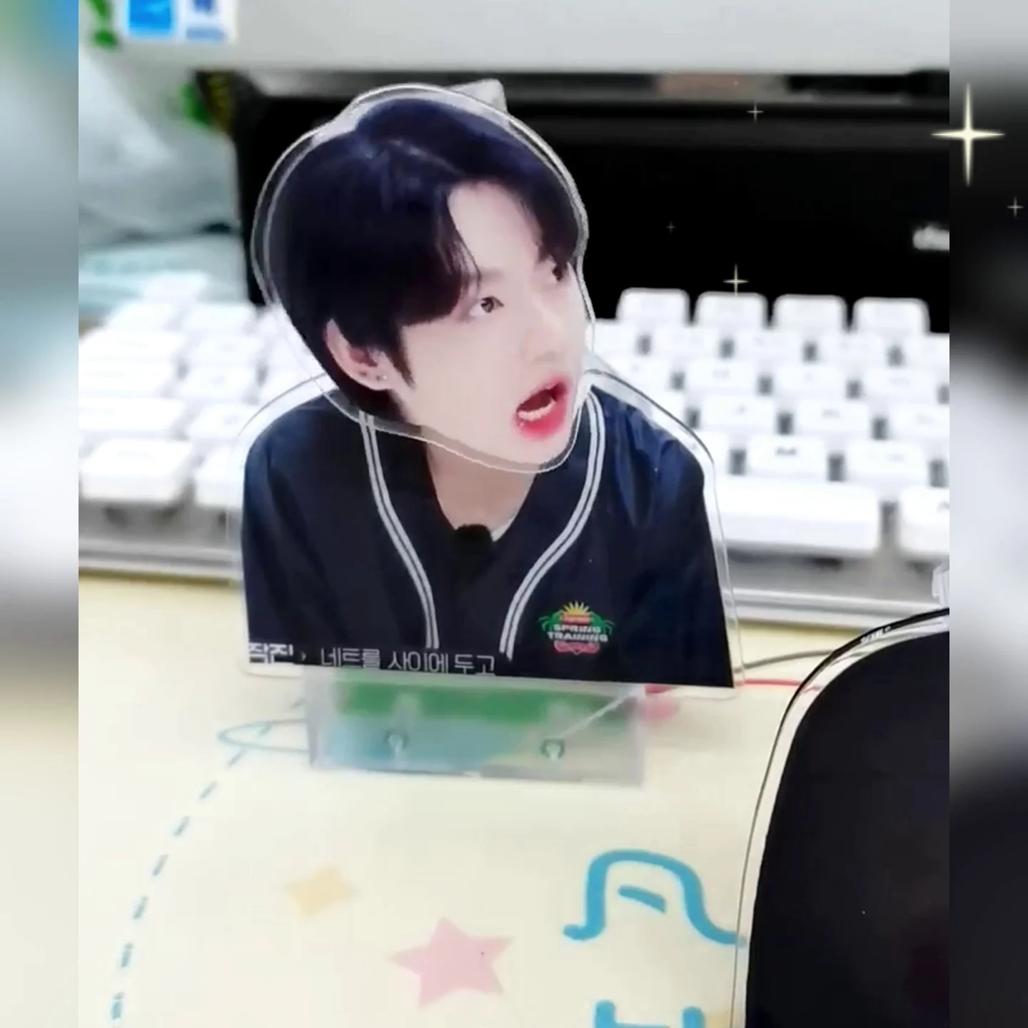 Wholesale Transparent custom pedestal plinths set kpop display acrylic stand with shaking head