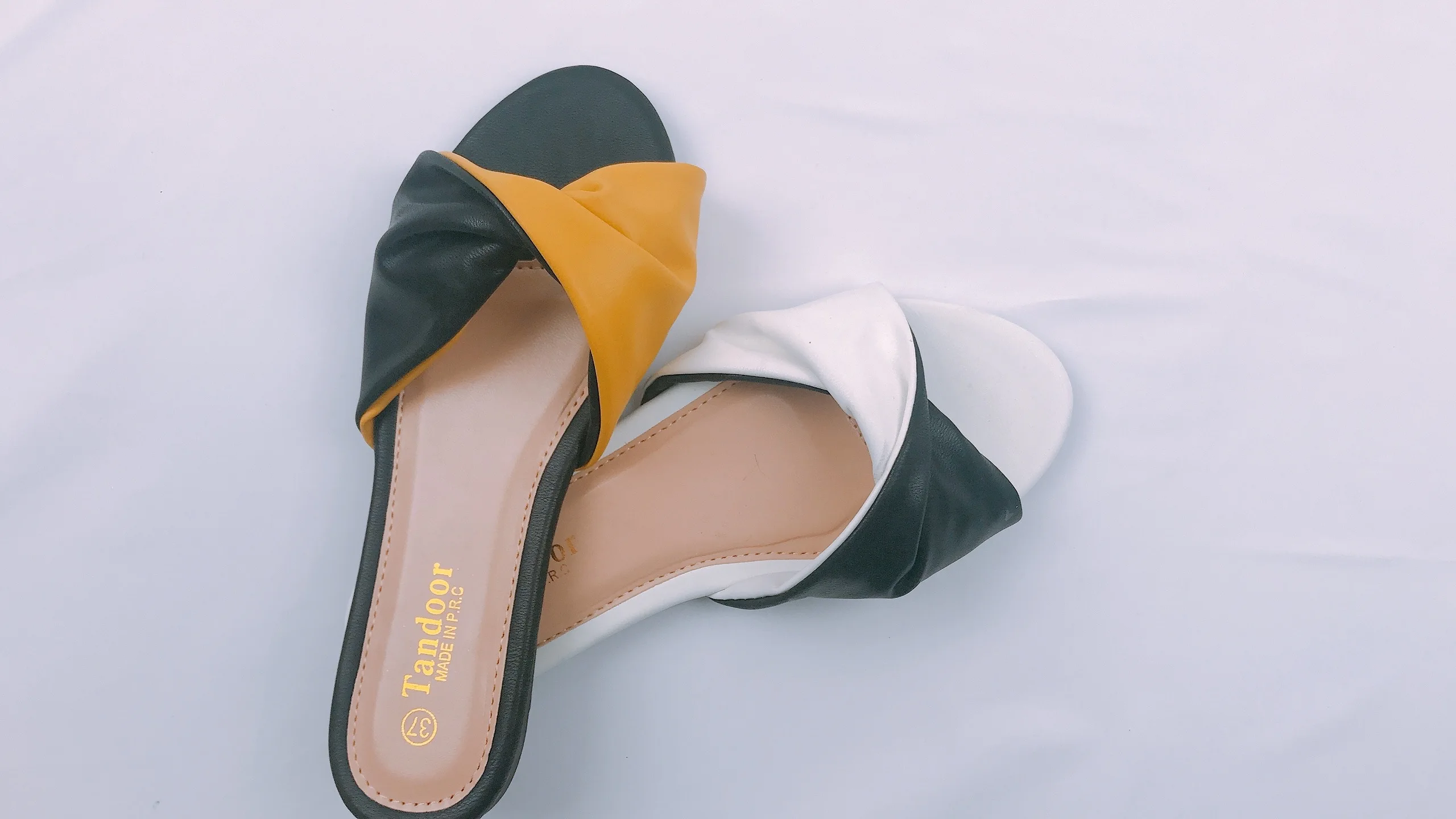 Factory direct sales of a large number of spot female sandals slippers flat shoes sandals