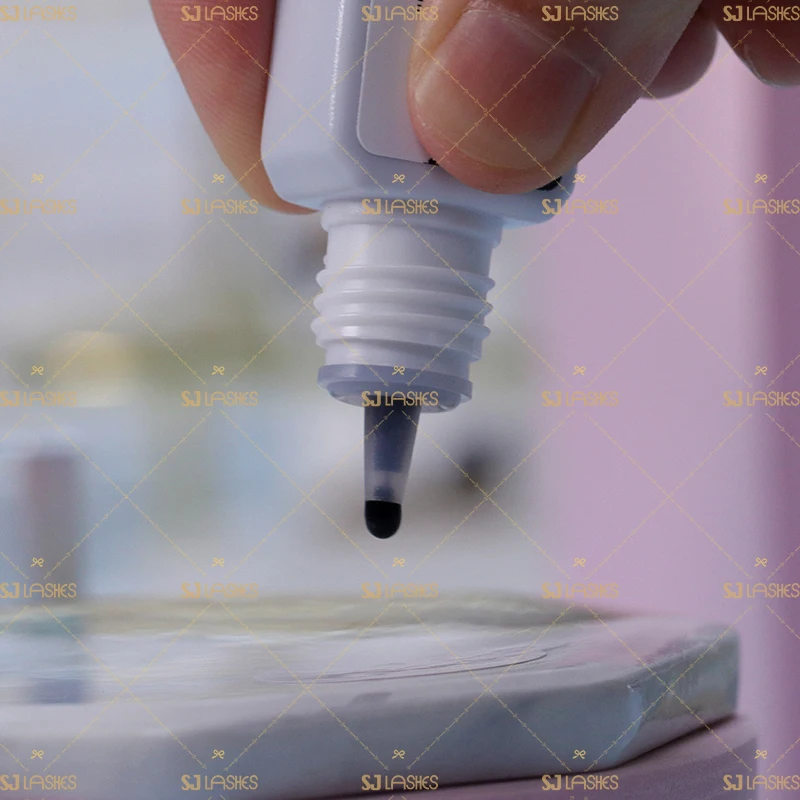 Wholesale Rapid Adhesive Eyelash Extensions Glue Premium Eyelash Glue for Professional Use