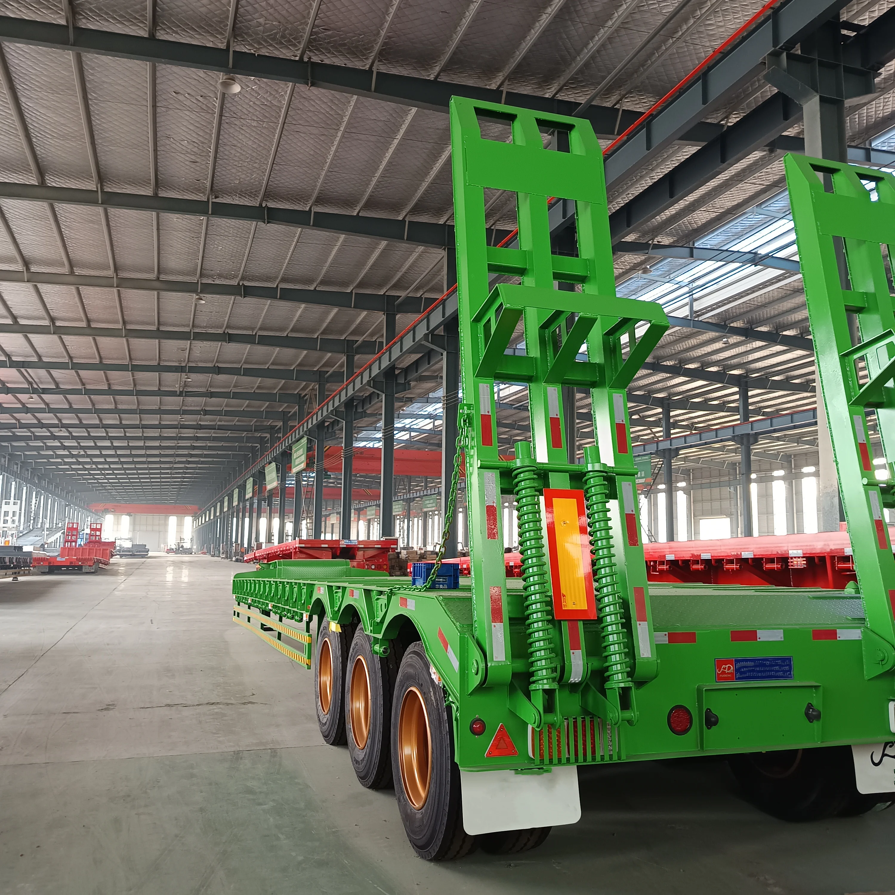 Chine 3 Axle Flat Bed Semi Trailer New Howo Sinotruk Good Price  Container Semi Truck Trailer For Sale