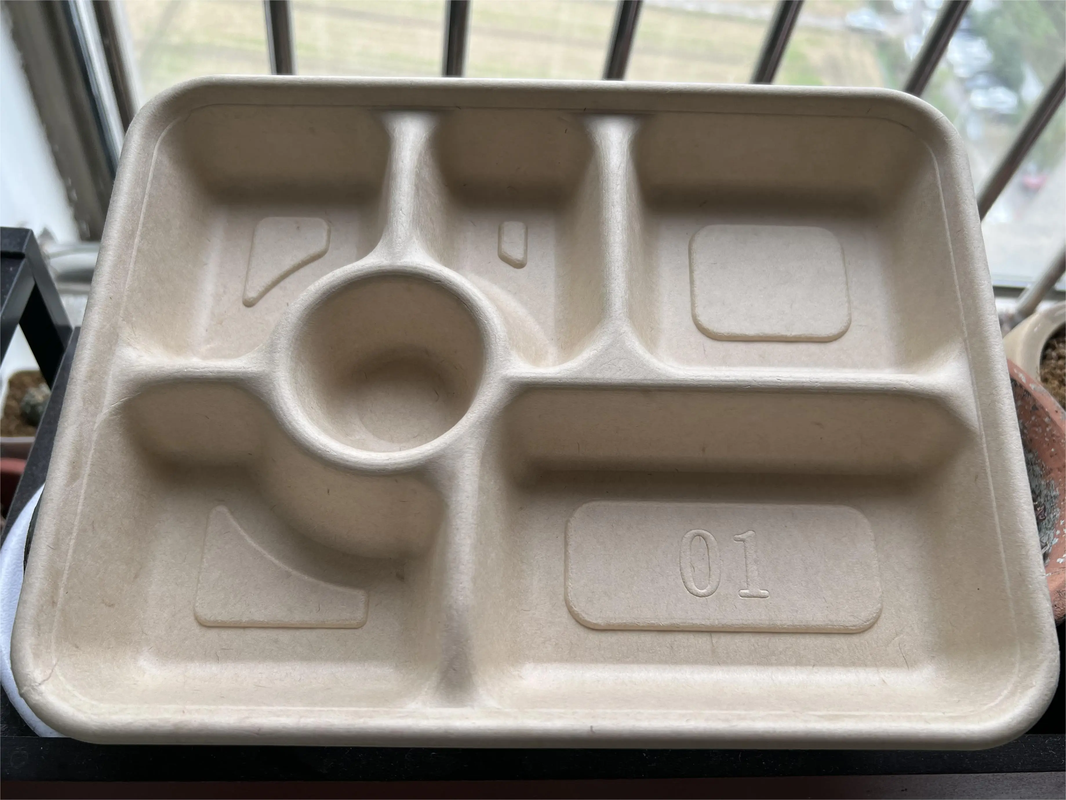 Customized Eco-friendly Biodegradable Sugarcane Bagasse food container 6-Compartment Divided Plate disposable lunch box