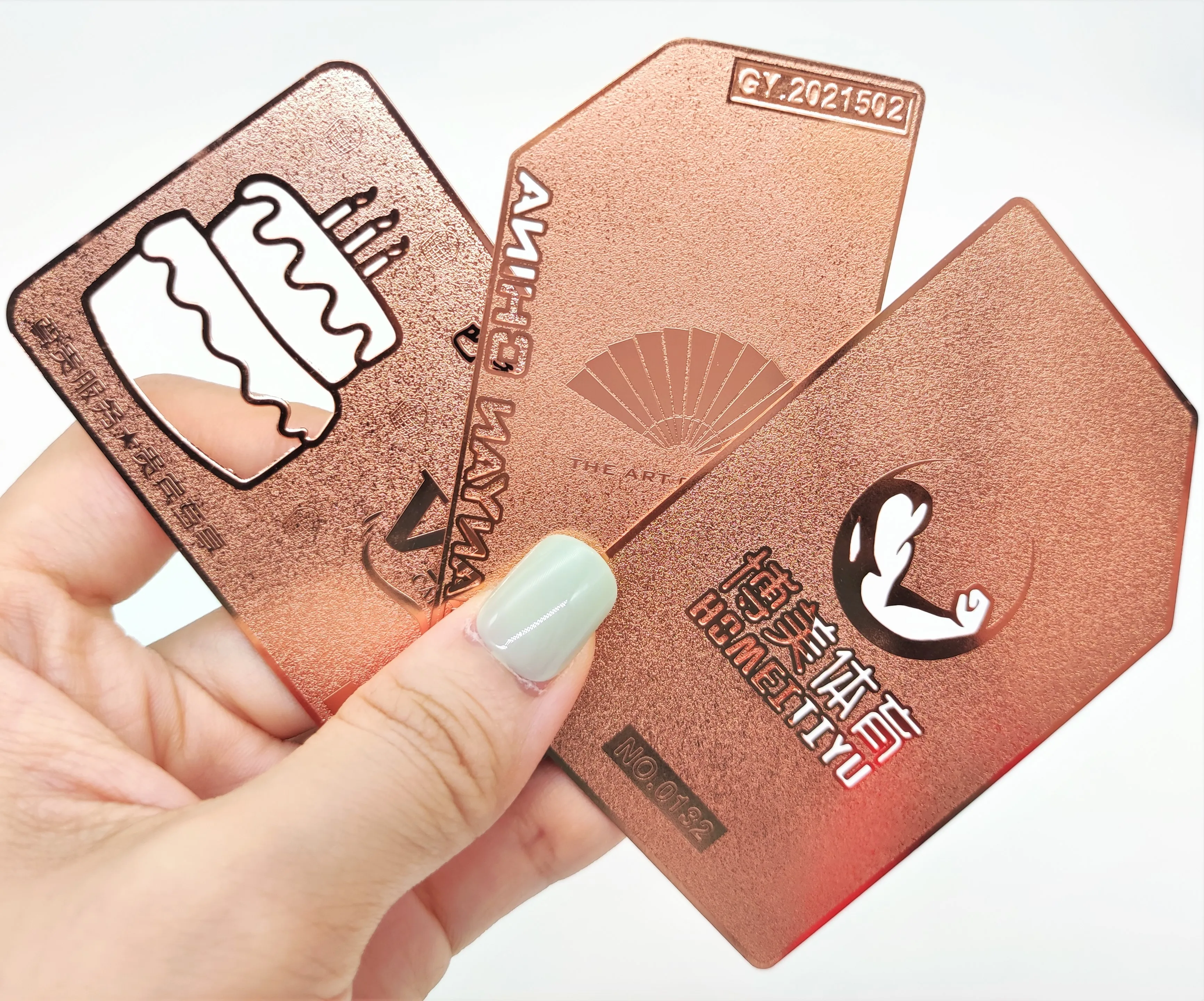 Личная креативная металлическая визитная карточка с матовым розовым золотом и гравировкой логотипа на заказ