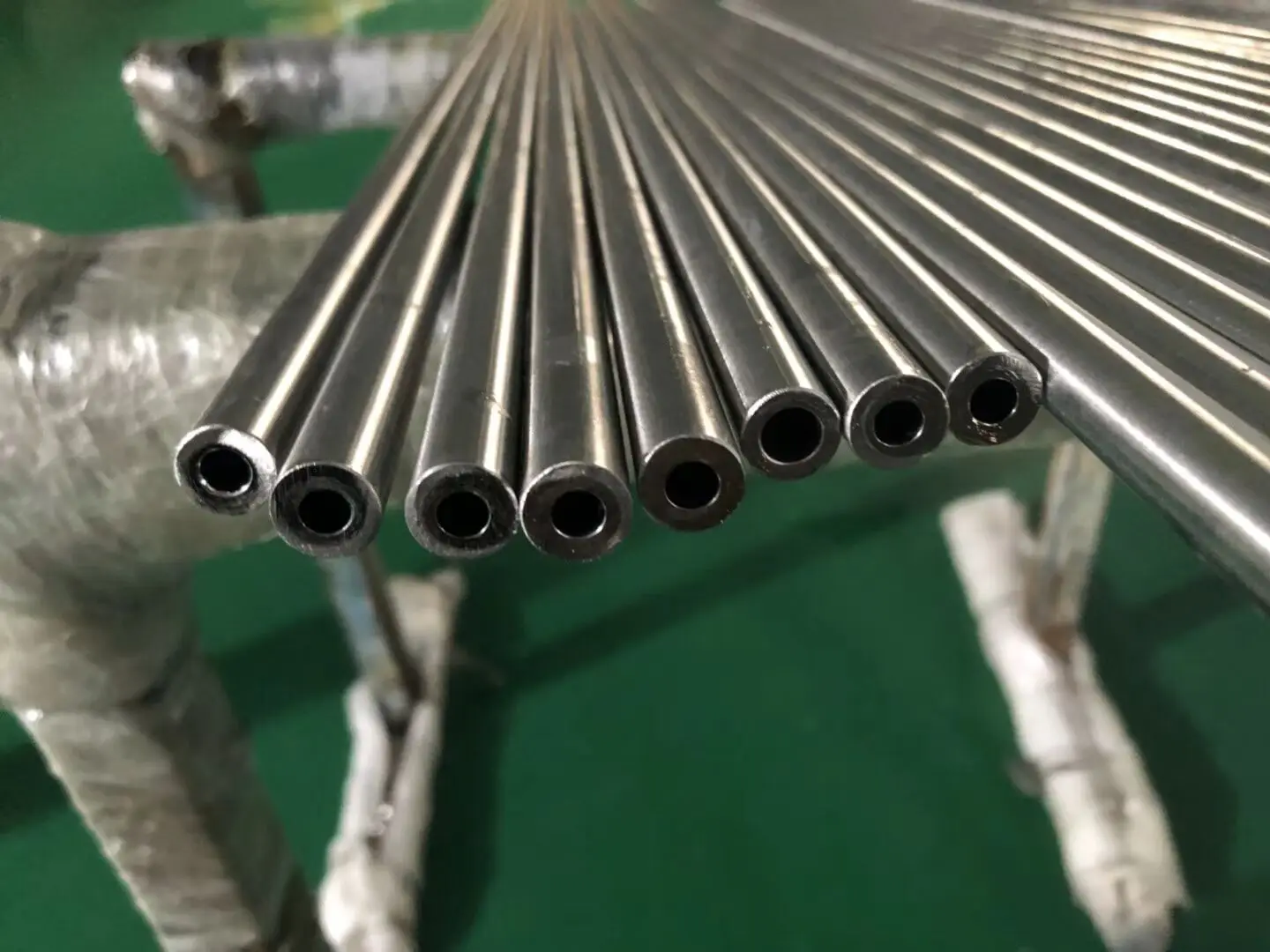 AMS 5557 321 stainless steel seamless welded pipe tube