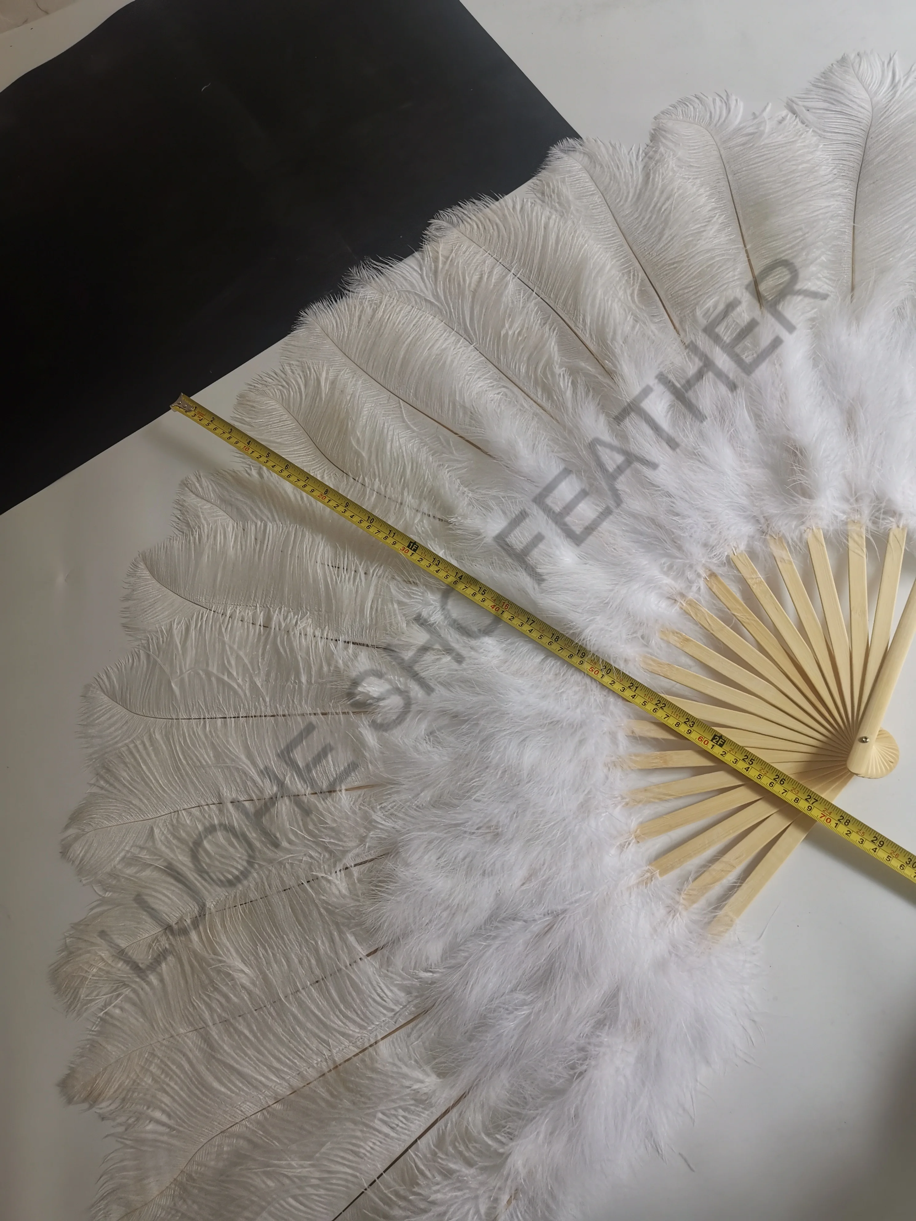 Cheap Sale Dancing colors 15 pcs of feathers Large fluffy Ostrich Feather Fans for carnival performance decoration