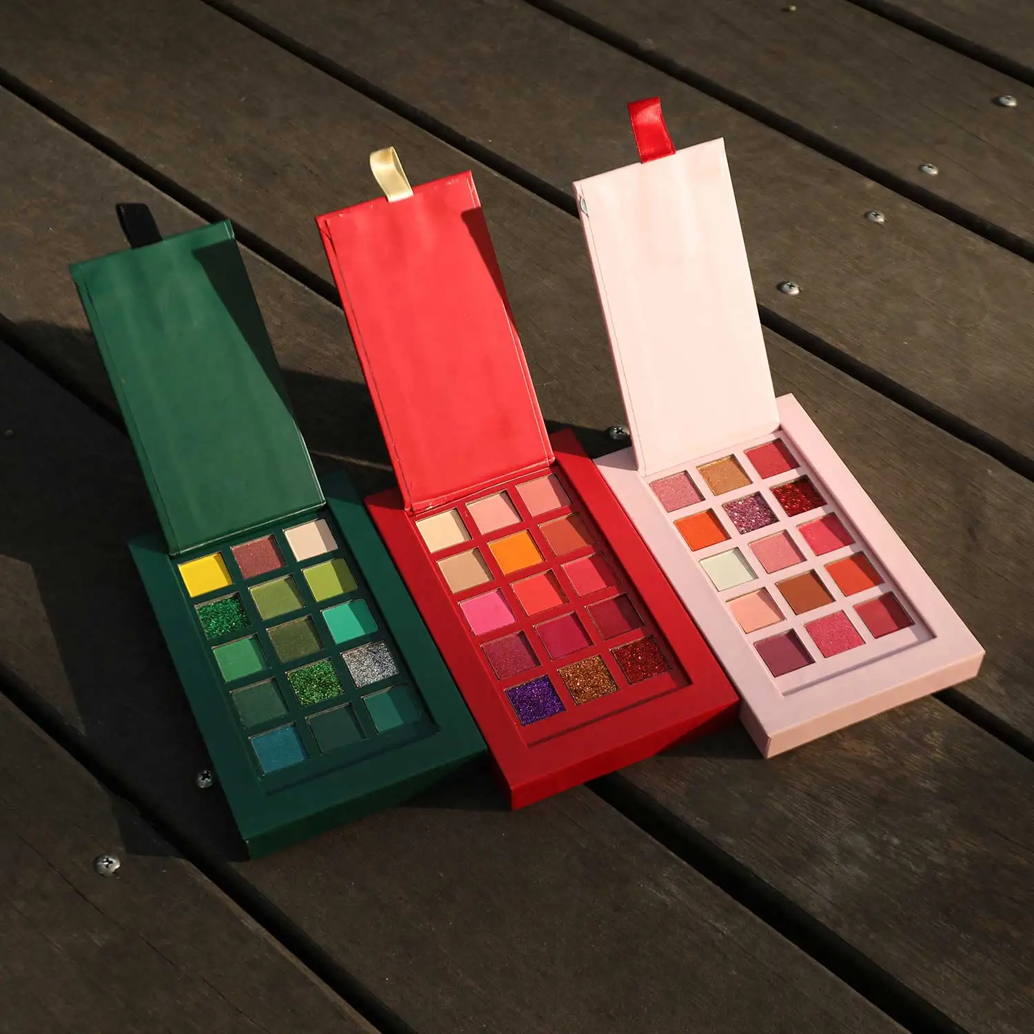 
Christmas Limited Eyeshadow Palette Private Label Makeup Palette Pigment Matte custom free sample Eyeshadow Palette 