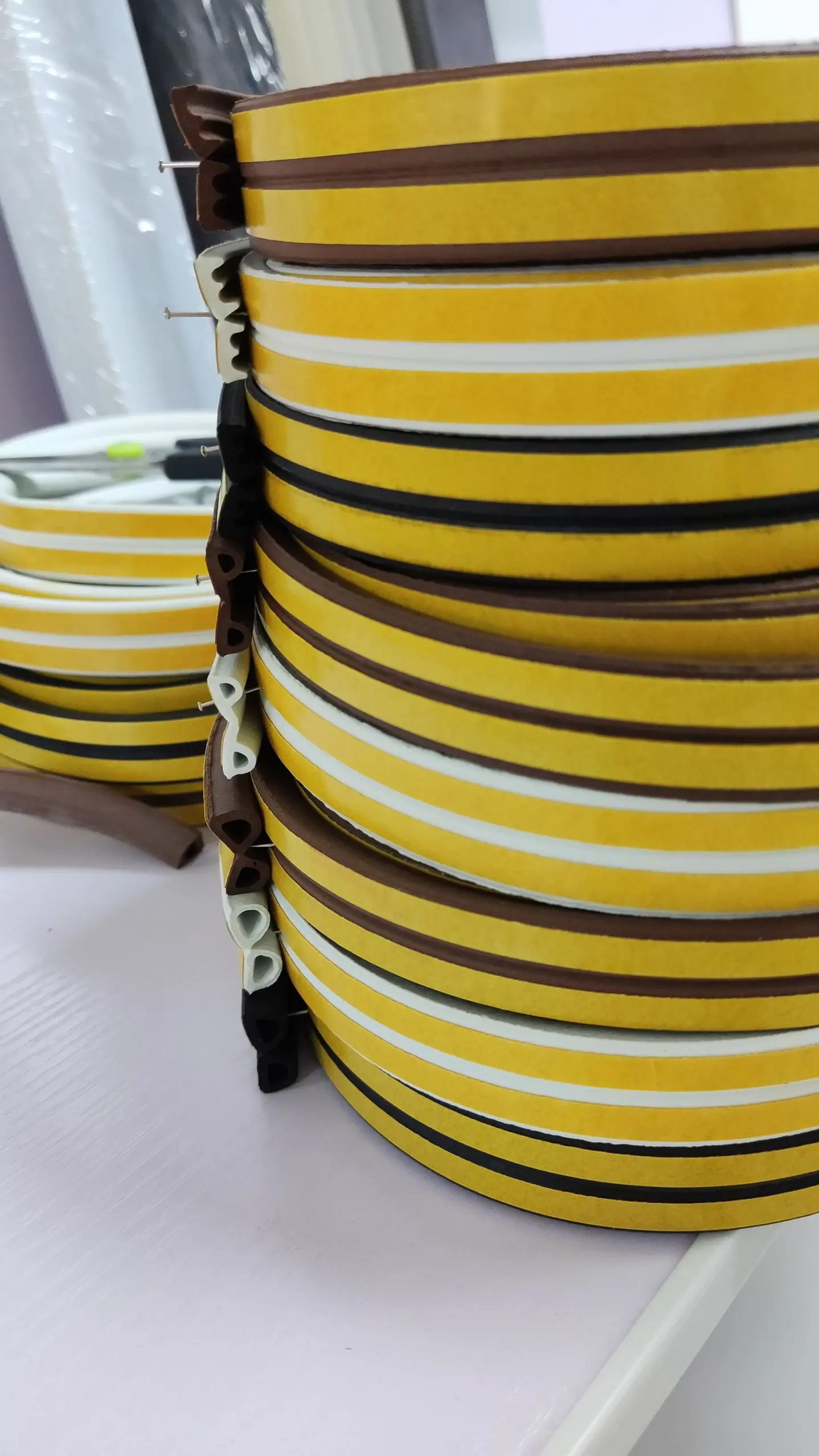 Soundproof EPDM Self Adhesive Foam Sponge Roam Rubber Seal Strip for Door and Wind