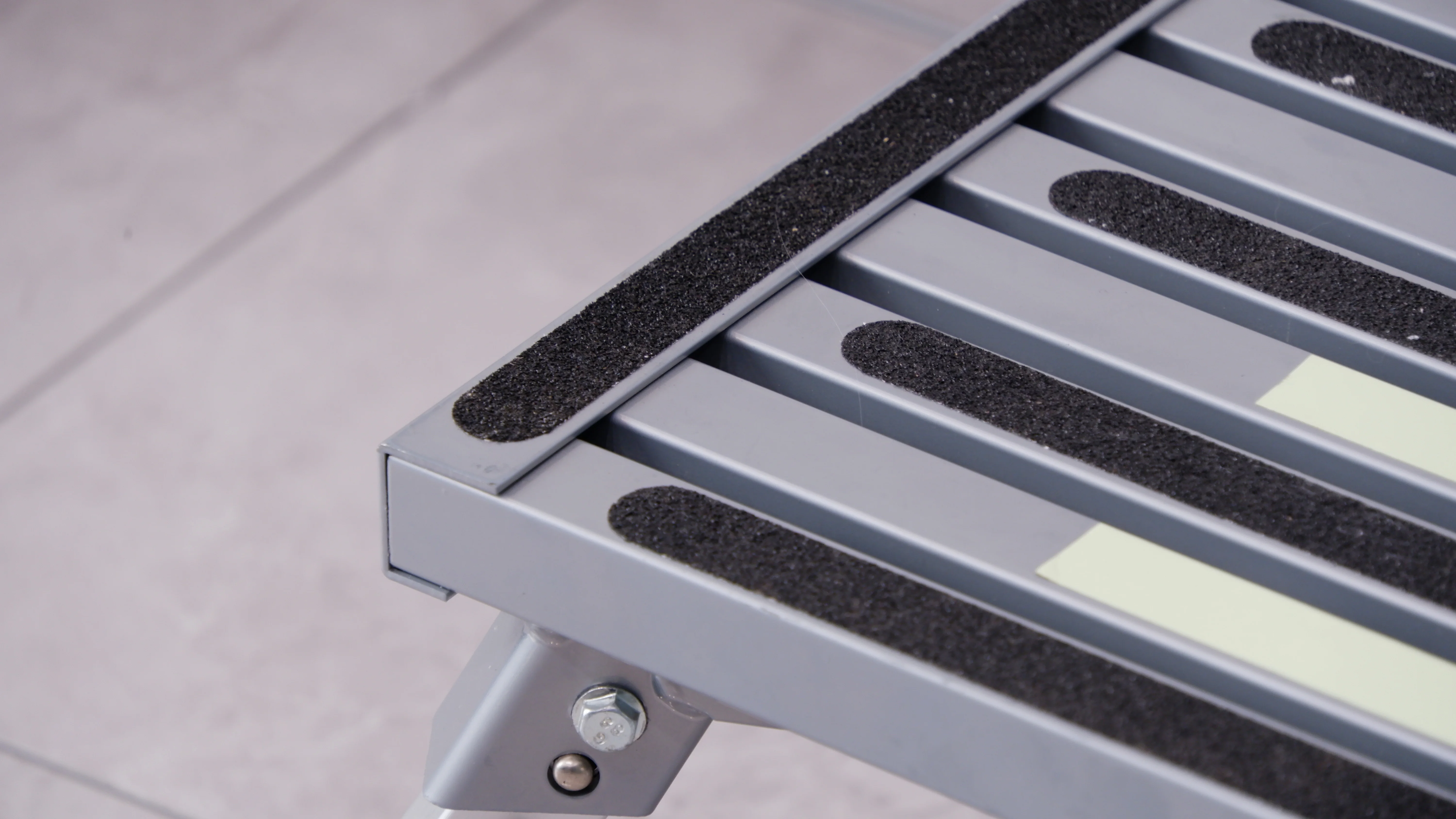 EN131 Certified Portable Aluminium Workbench Ladder Modern Design Car Wash Platform Folding Telescopic Ladders Household Use