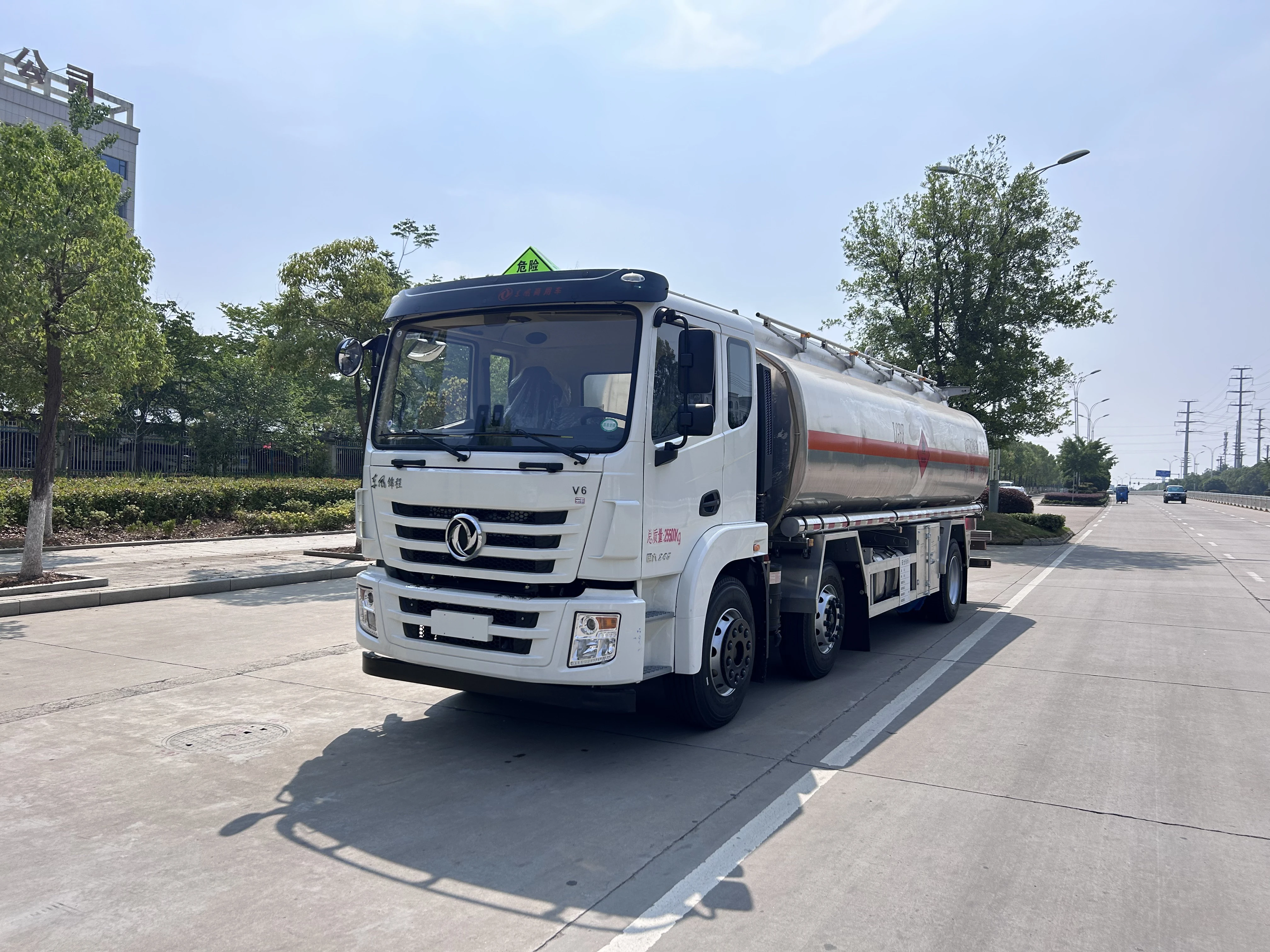 Дешевые 4*2 25 3 кубических метров Dongfang Tianjin небольшой трехосный топливный танкер для продажи