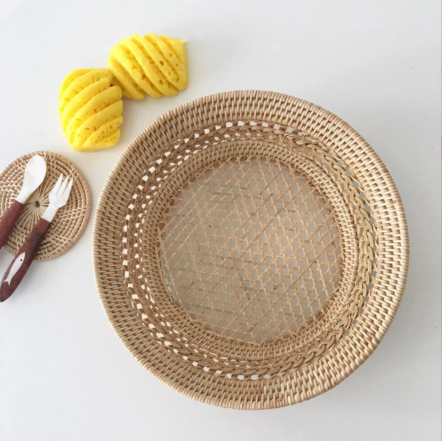 Natural Rattan Round Charger Plate From Vietnamese Craft Village/Handmade Woven Charger Plate For Wholesale