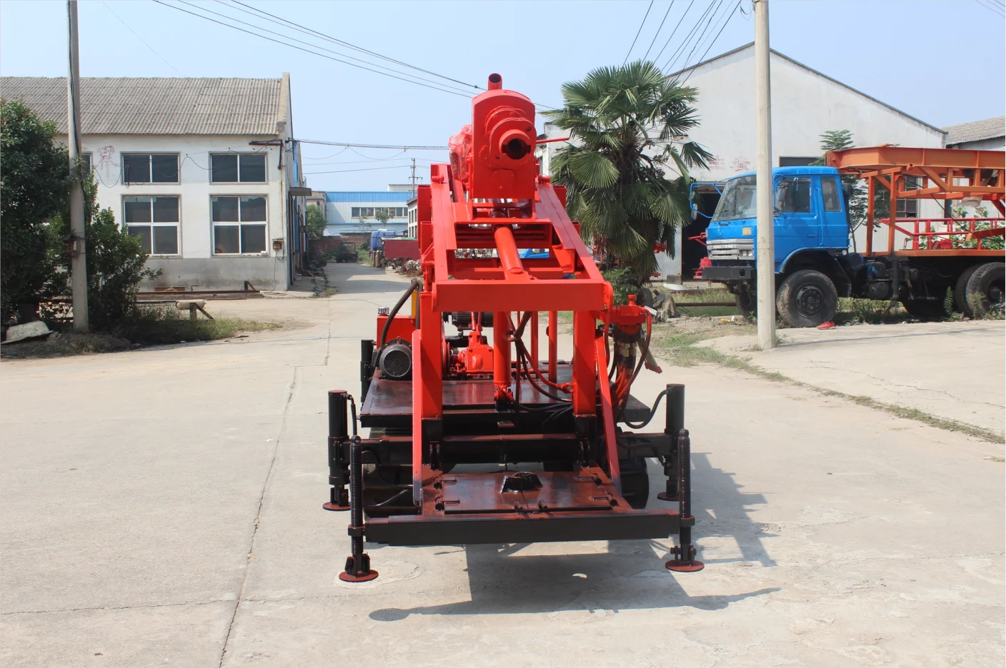 Professionally manufacture 25 hp fuel-efficient crawler hydraulic diesel 150m water well drilling rig