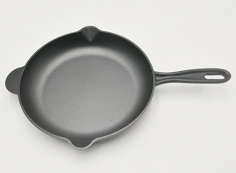 Pre-flavored vegetable oil coated black round cast iron skillet outdoor safe 26cm non-stick skillet