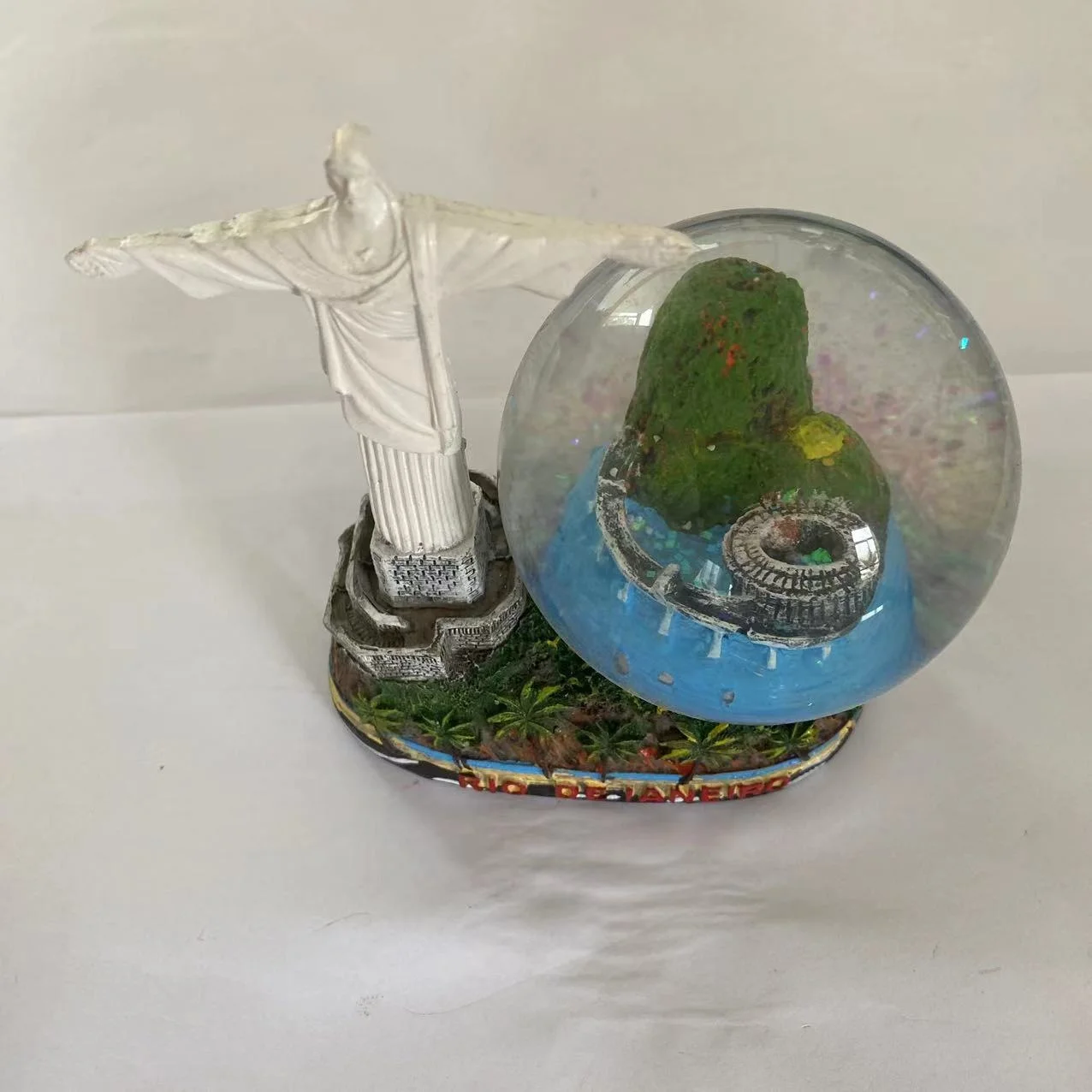 City Souvenirs Cute Resin Crafts Snow Ball Gift Home Decorations and Crystal Glass Ball Gifts