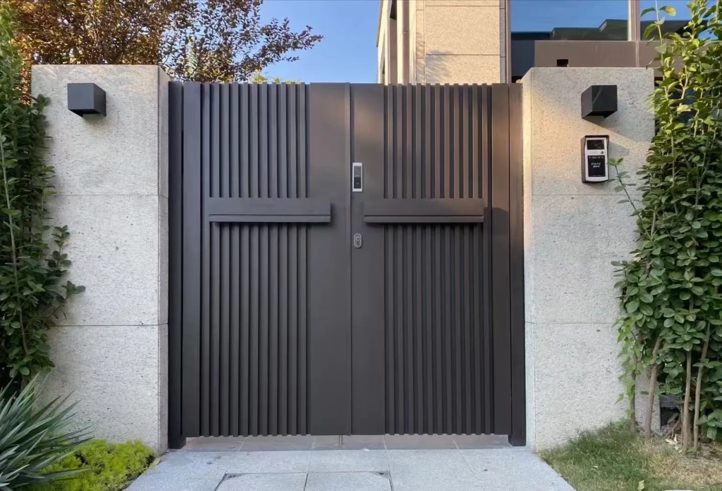 Exterior entrance metal aluminium alloy fence and gates design outdoor automatic aluminum profile slat double swing entry gate