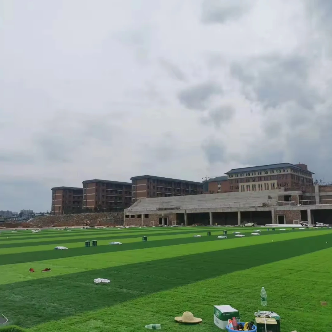 China Artificial Football Pitches 8000-15000 Dtex Efficient Drainage Rubber Granules / Quartz Sand