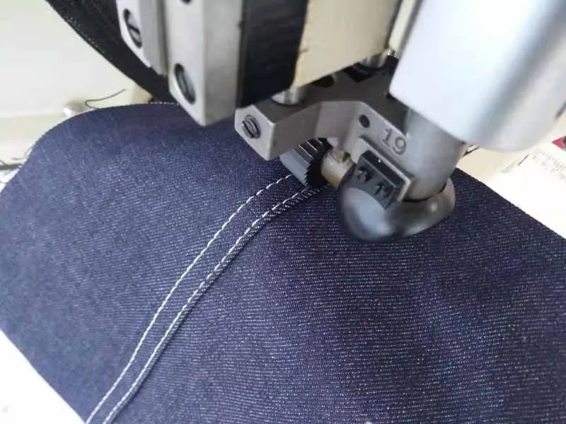 Four needle six thread feed curved arm flat sewing machine Chain sewing industrial sewing equipment  RN6300-D3